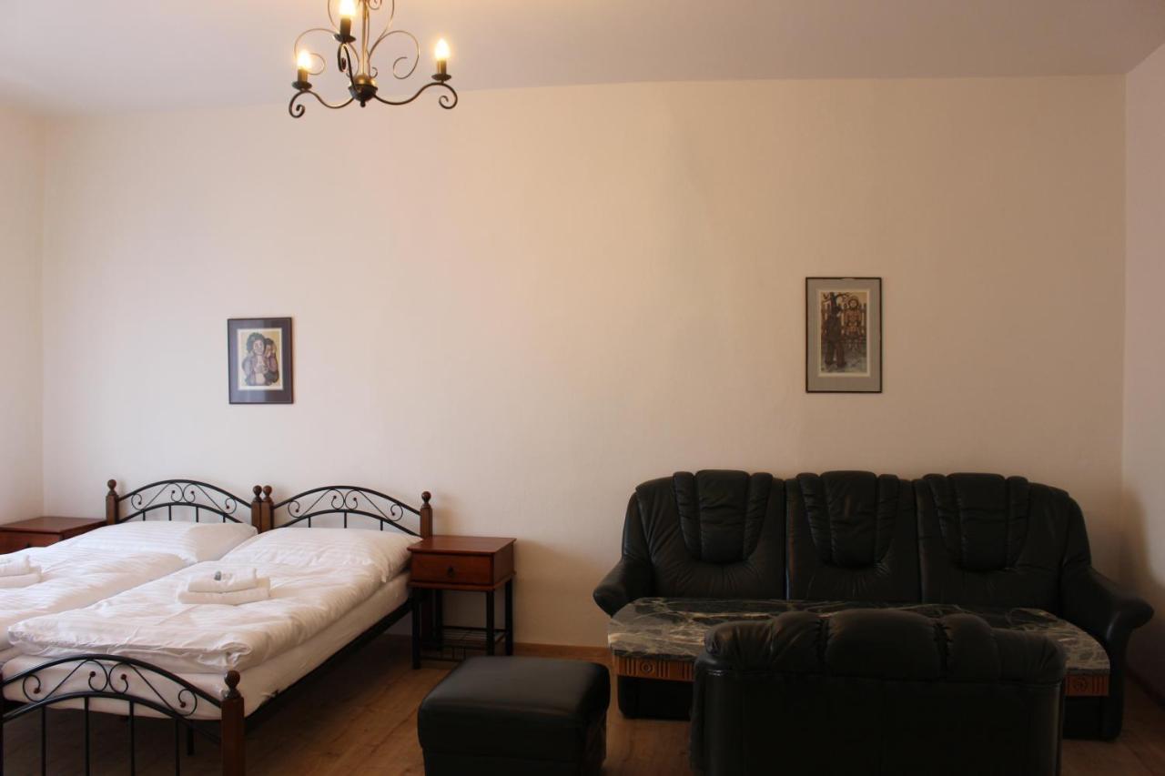 Hotel Cerny Kun Louny Exterior photo